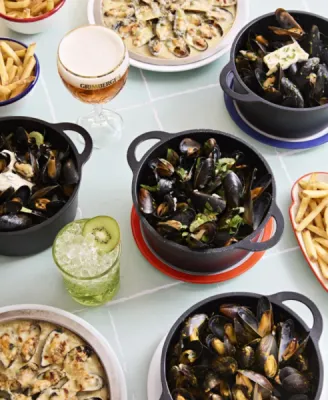 Dégustez les célèbres moules frites du restaurant Léon Fish Brasserie près de Nancy, une spécialité marine préparée chaque jour avec des produits frais et savoureux.