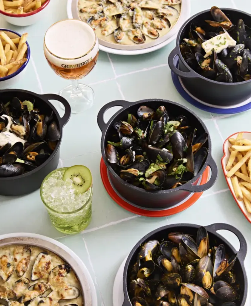 Dégustez les célèbres moules frites du restaurant Léon Metz Brasserie près de Metz, une spécialité marine préparée chaque jour avec des produits frais et savoureux.