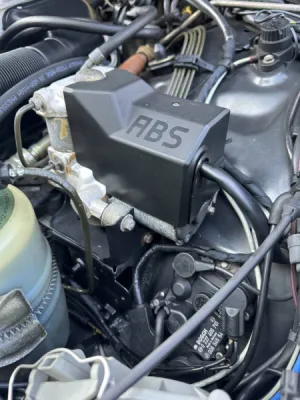 Nettoyage par cryogénie d’un moteur d’une Mercedes Classic 560 SEC à Saint- Avé dans le Morbihan près de Vannes
