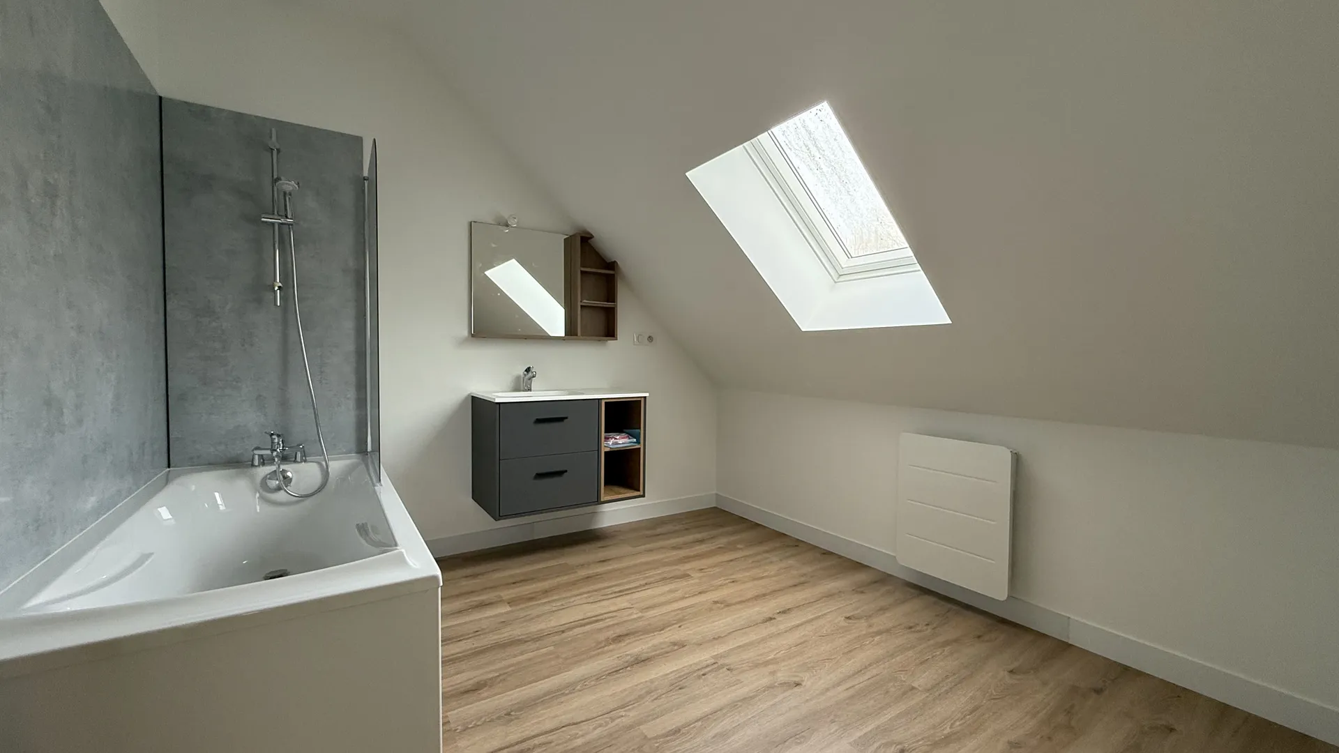 Située à seulement 5 minutes des commerces et à moins de 20 minutes de la mer, cette maison à vendre proche de Dieppe constitue une opportunité idéale pour une résidence principale.