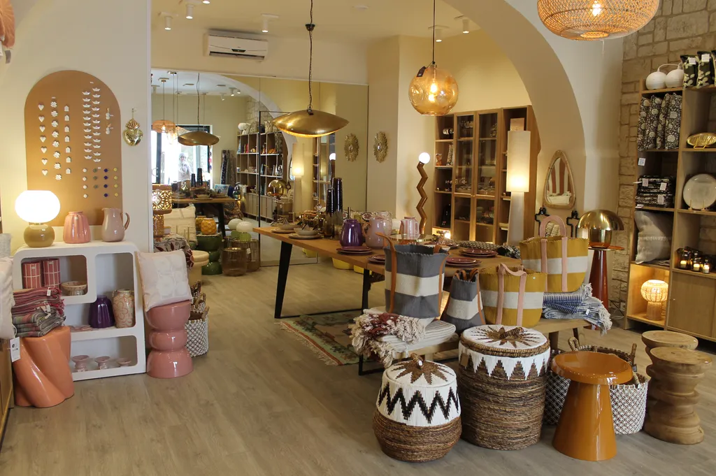 Acheter une vaisselle artisanale en grès et de la décoration de créateurs dans notre boutique spécialisée à Nîmes pour vos réceptions d'exception