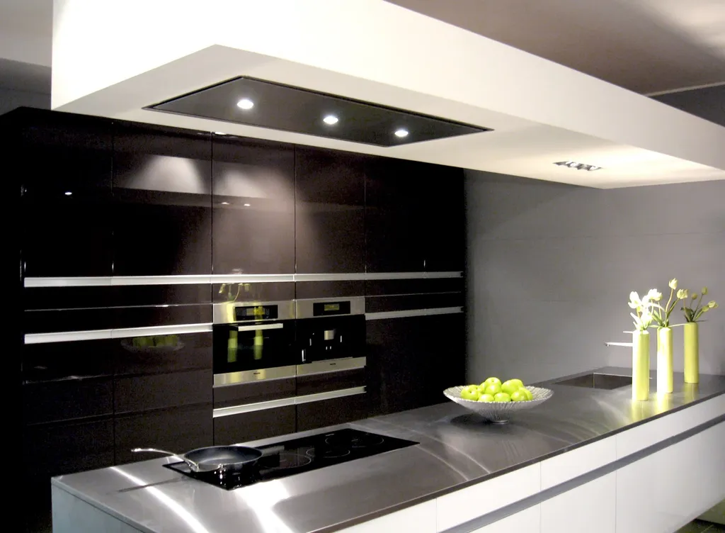 Plan de travail inox avec hotte aspirante plafonnière Neerim Gogolin