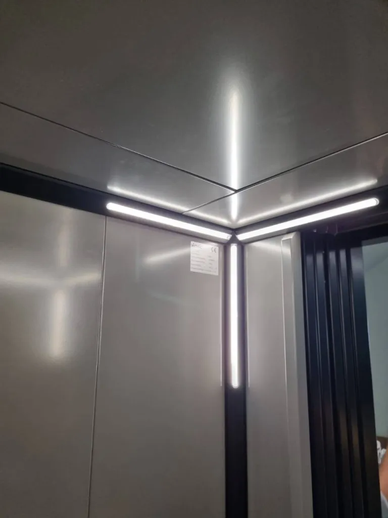 Eclairage LED indirect dans la cabine de cet élévateur privatif VIMEC ARIA Marseille