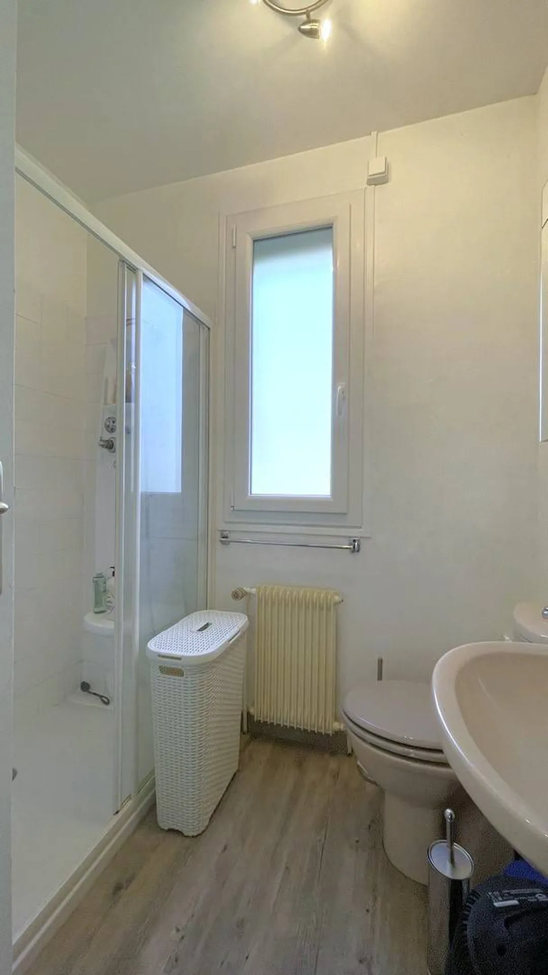 Propriété avec sous-sol pratique à vendre : Sous-sol offrant des espaces de rangement pratiques.