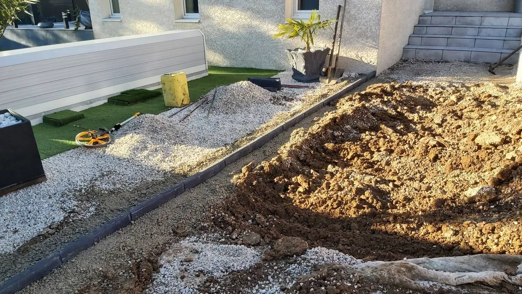 Réfection d'une entrée de villa en enrobé de bitume noir à Saint-Zacharie dans le Var