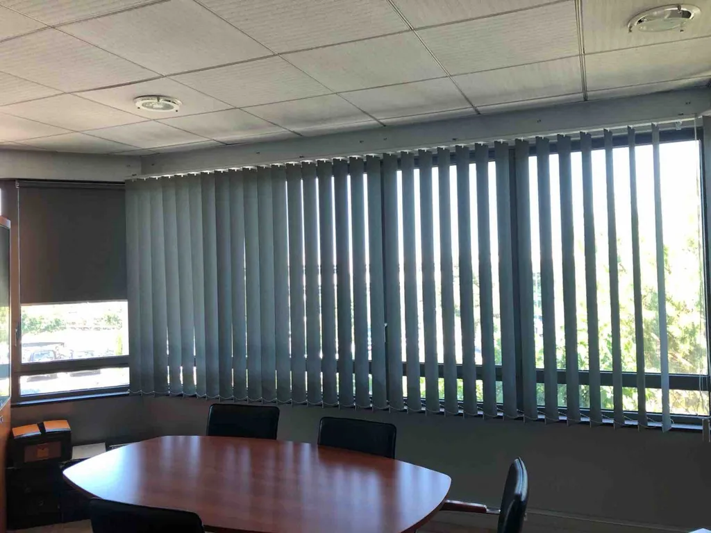 Pose de stores Californiens occultants  et enrouleurs dans des bureaux situés à la Joliette à Marseille 13000