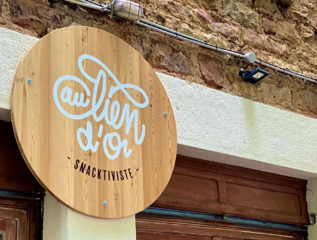 Impression sur bois enseigne en bois Lion d'or restaurant lyon écologique