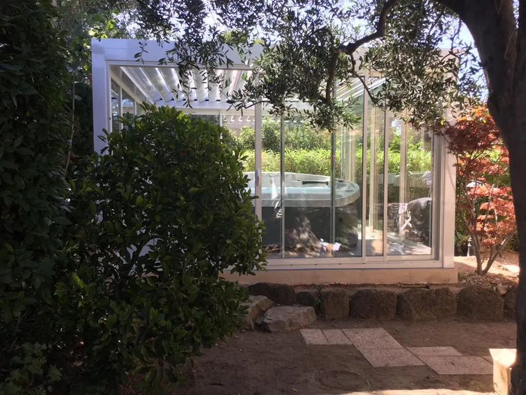 Pergola design bioclimatique posé sur Martigues