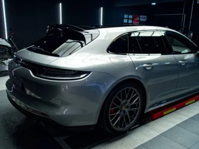 Chaque détail de cette Porsche Panamera Hybrid 2020 est sublimé par l’application d’un film de protection PPF XPEL réalisé avec précision par Gloss Obsession.