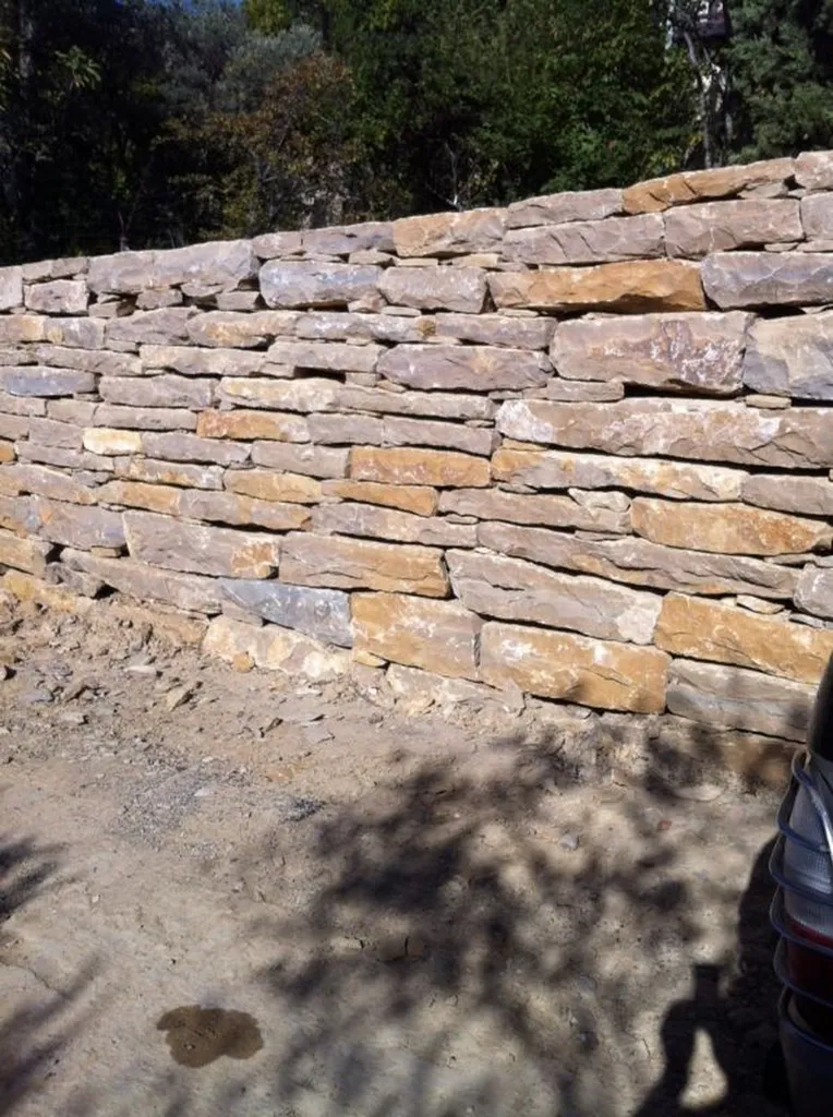 Technique d'enrochement en pierres plates ou en bloc de pierres en PACA