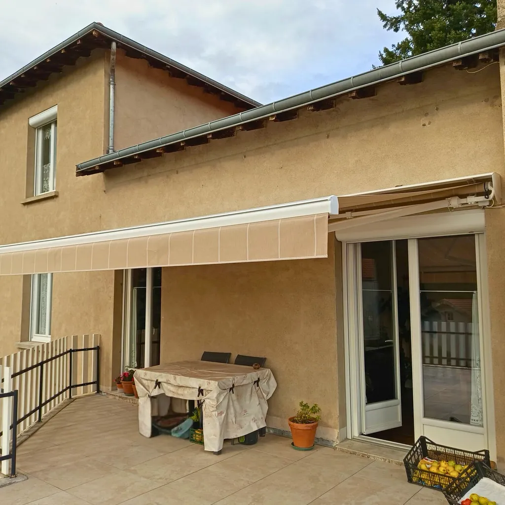pose d'un store-banne motorisé Galaxie par 3 Baies à Civens dans la Loire (42)
