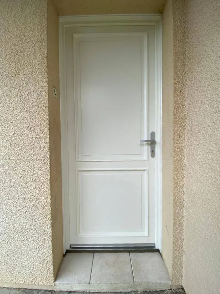 Fourniture et installation d'une porte bois panneau plein au Taillan Médoc prés de Bordeaux 
