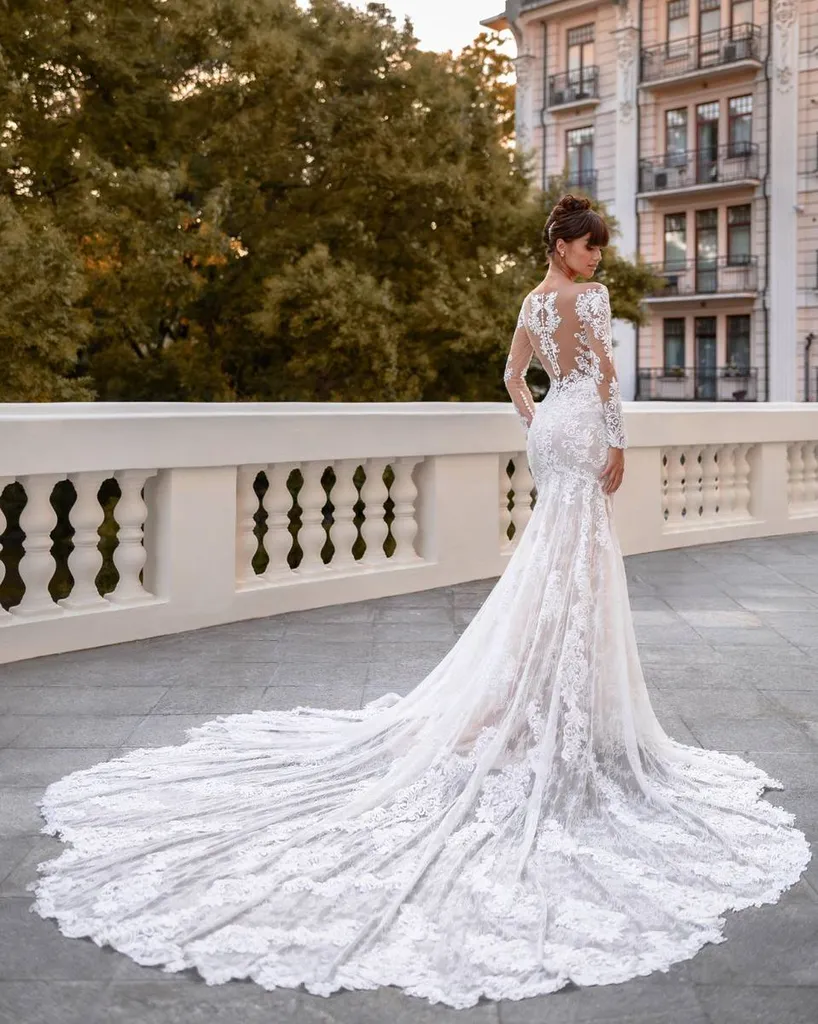 Robe de mariée sirene blanche manches longues avec dos nu et traine à Marseille 