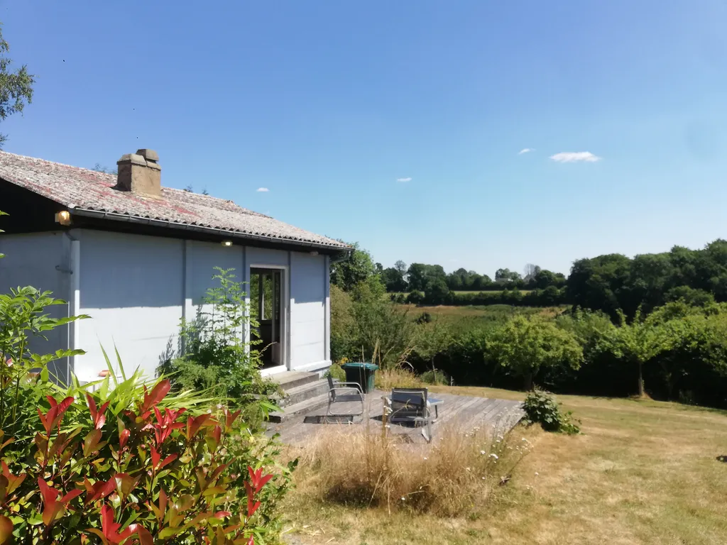 A VENDRE - A 7 MINUTES DU CENTRE VILLE DE PONT-AUDEMER, CHARMANTE MAISON AVEC TERRAIN ET VUE SUR LE VALLON.