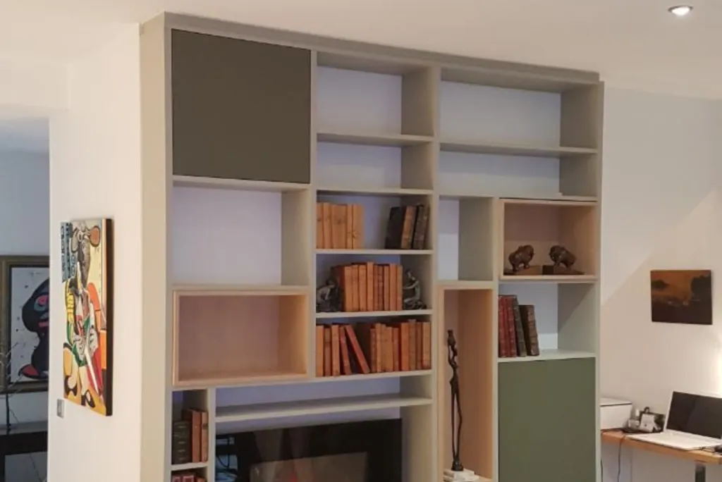 Bibliothèque verte beige et en bois avec cheminée à Tournefeuille