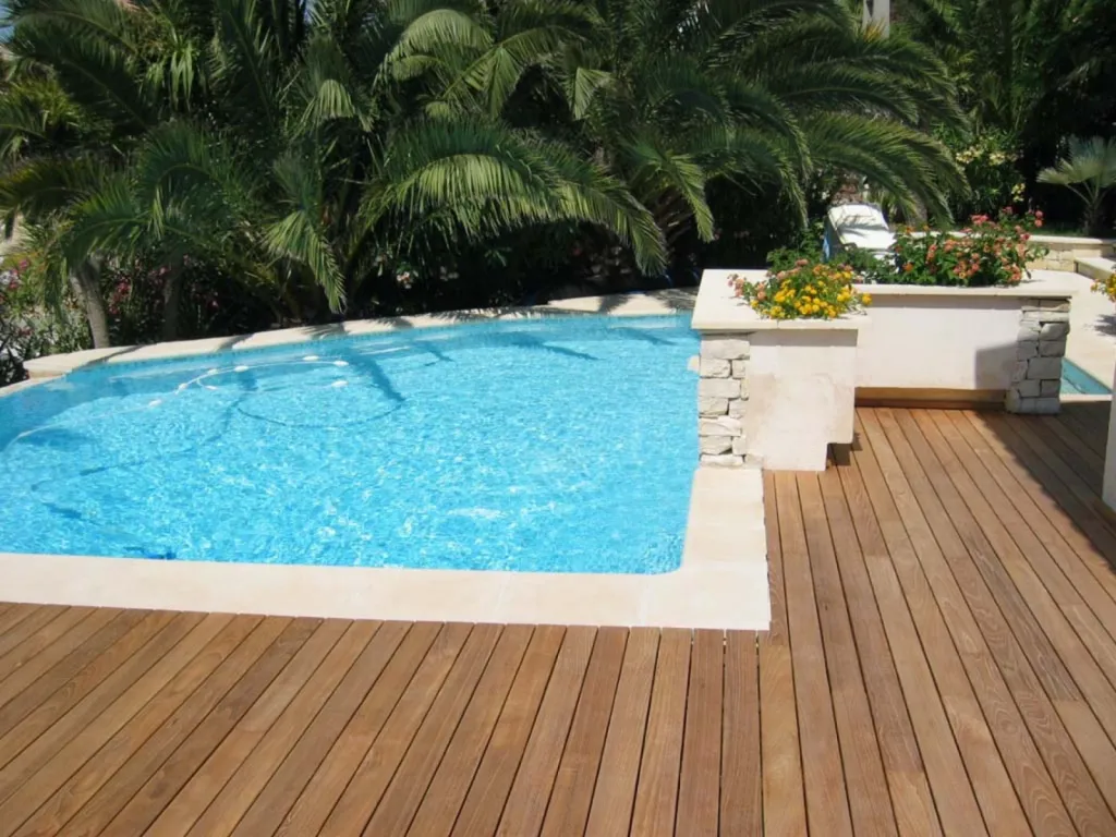 Découvrez les Terrasses en Bois Teck Disponibles dans Notre Magasin