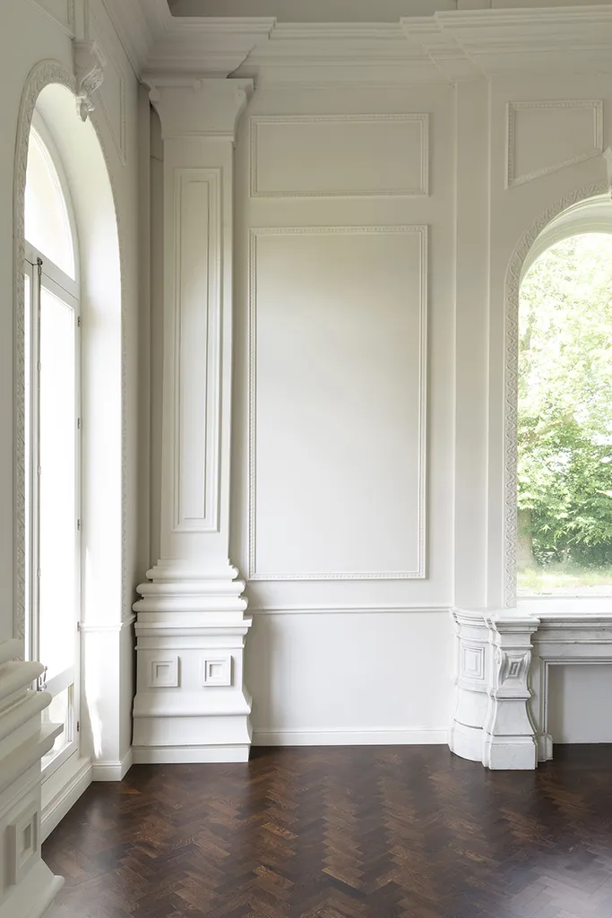 Rénovation intérieure par une architecte d'intérieur : moulures, parquet ancien et cheminée restaurés avec soin