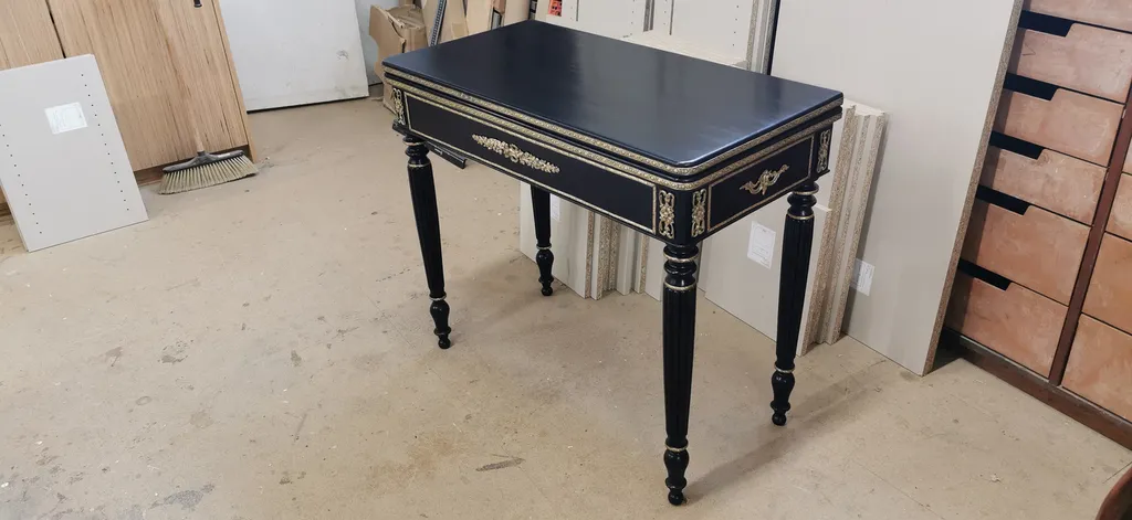 Restauration d’une table à jeux Napoléon 3 du 19ème siècle en bois noirci, savoir-faire artisanal en ébénisterie haut de gamme au Puyricard près d’Aix en Provence en PACA.