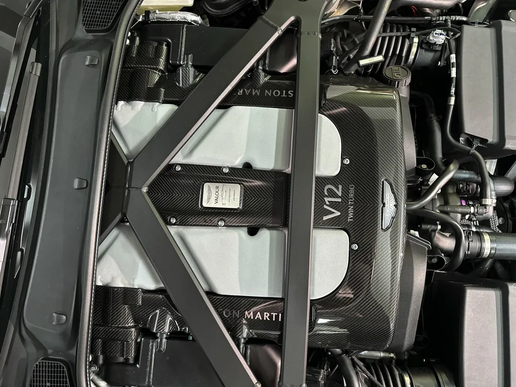 Traitement céramique Lyon protection carosserie Aston Martin Valour 