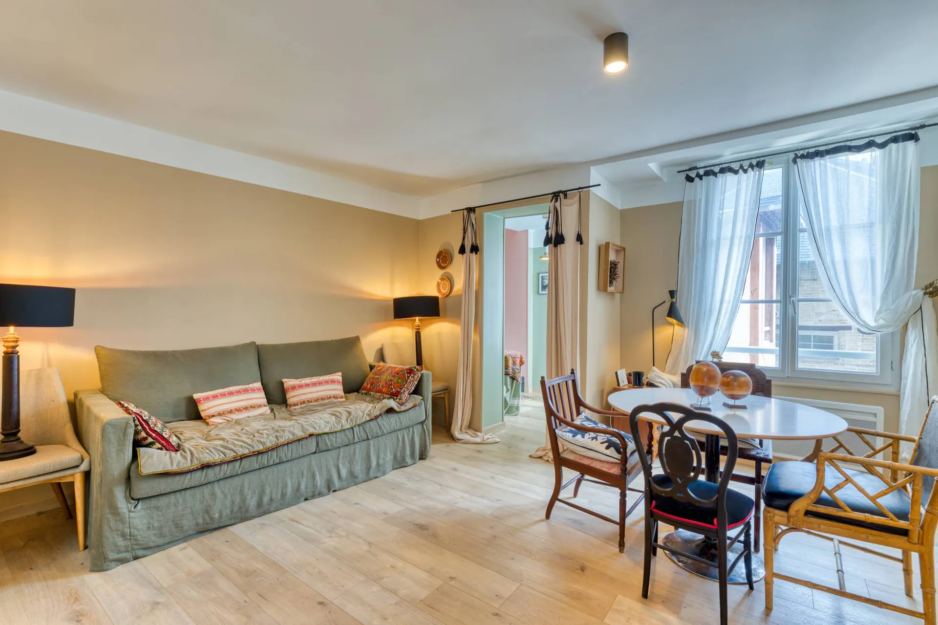 Beau Duplex atypique au 3e étage de 87.35m² Carrez sur cour rénové au cœur de Dieppe, Normandie.