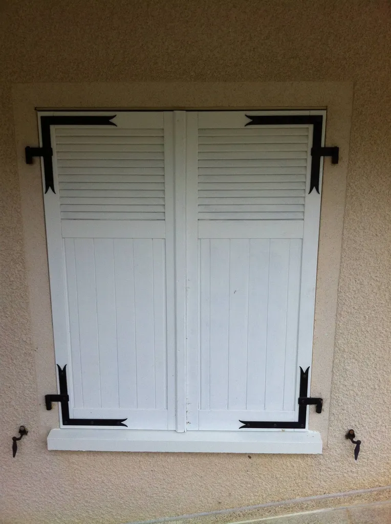 Volet battant blanc à Civrieux d'azergue