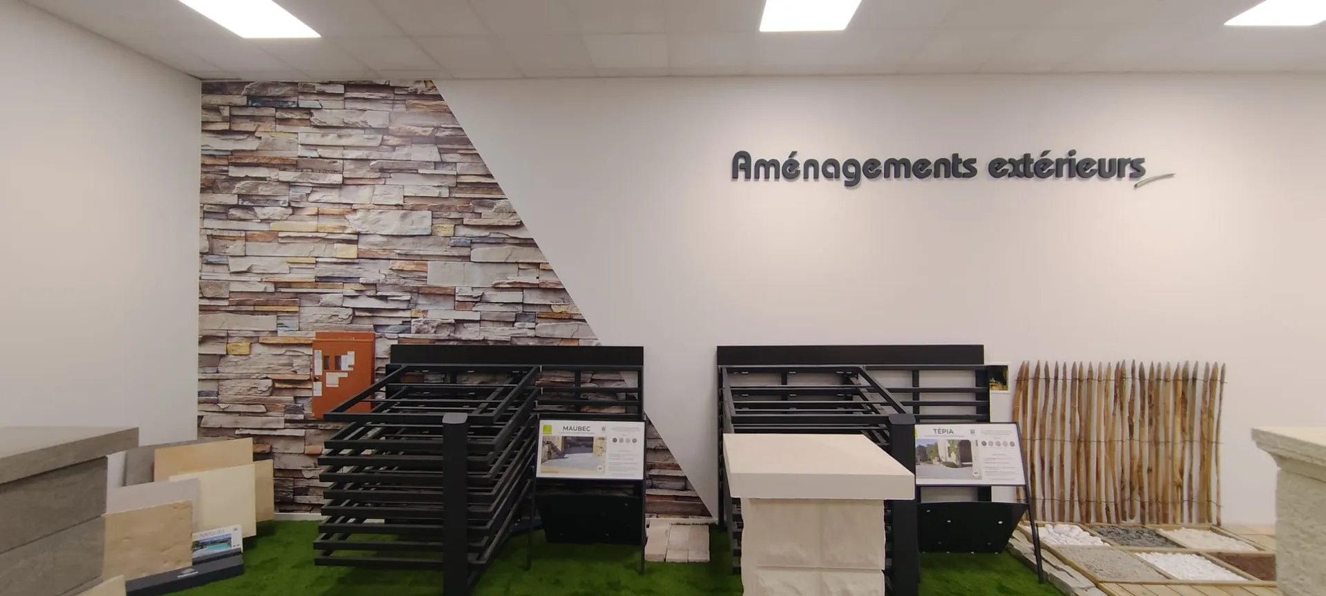 Habillage intérieur et extérieur d'une boutique éphémère à Toulouse
