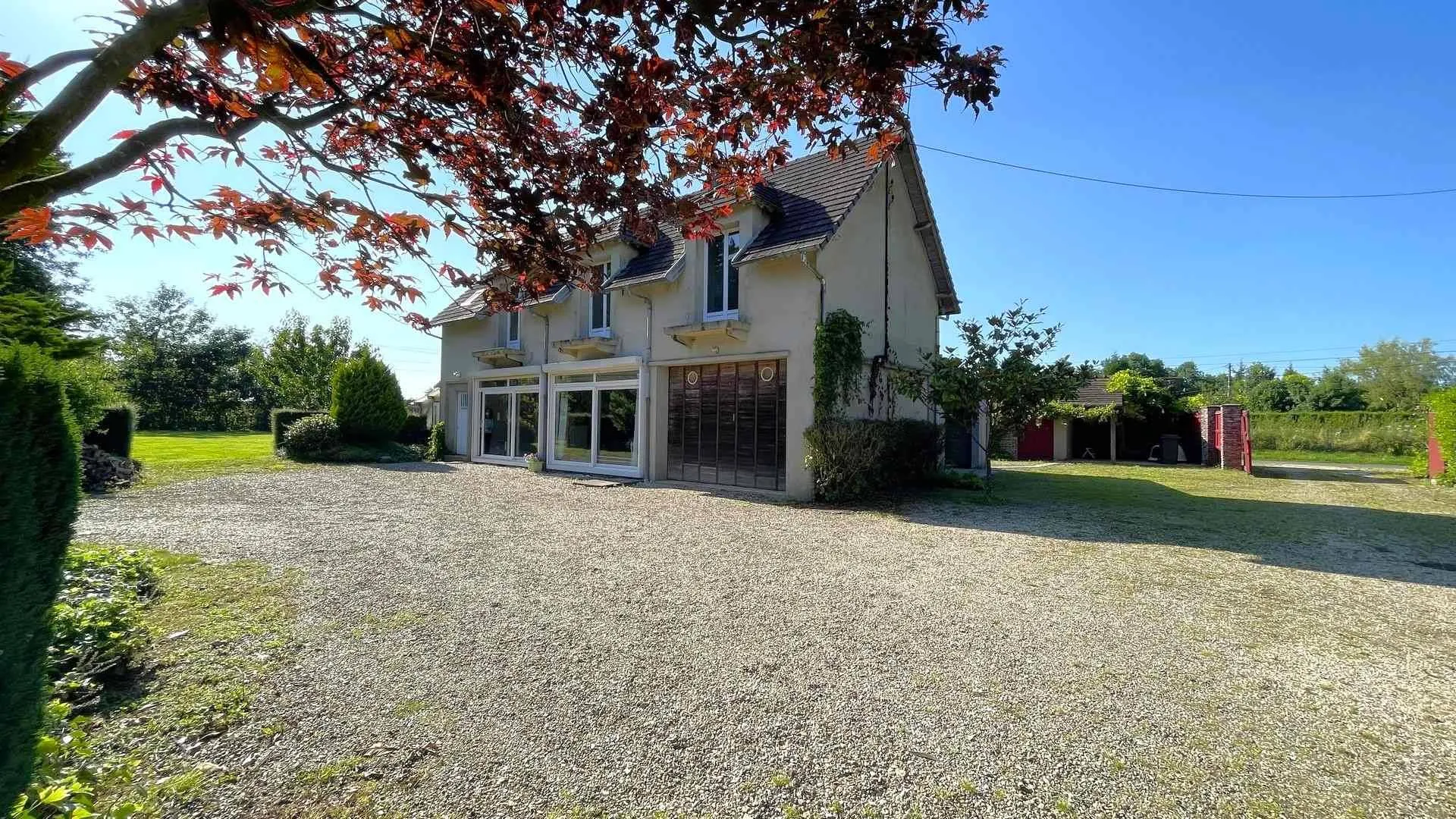 Propriété avec cave et garages à vendre** : En niveau inférieur, une cave et en extérieur, 3 garages.