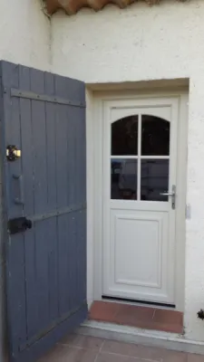 installation d'une porte d'entrée PVC aluminium à Eguilles (13)