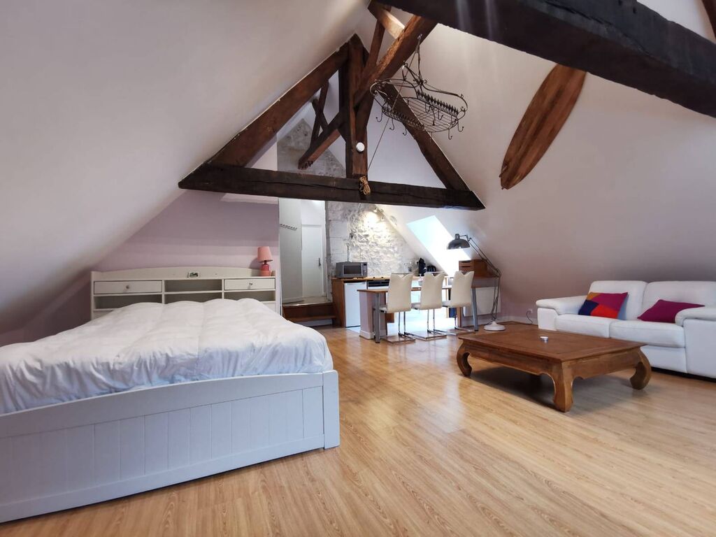 Vends, très beau studio situé à Honfleur dans le Calvados 14, alliant charme et caractère