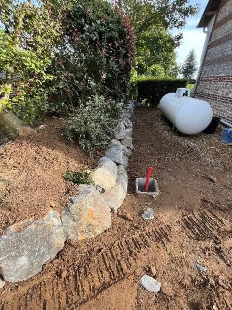 Aménagement d’un enrochement en pierre à gabion, ouverture dans talus pour passage et pose de portillon plus clôture sur Fécamp 76