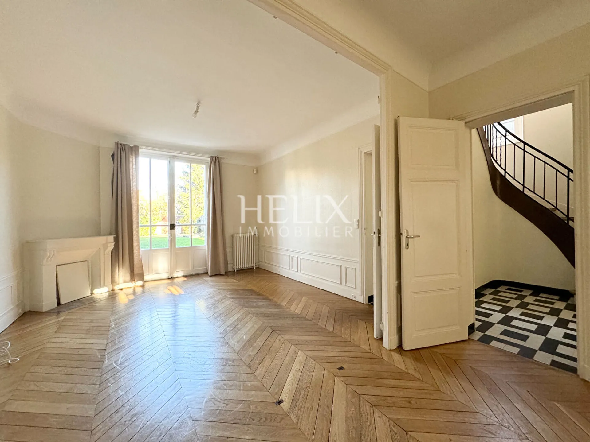 Charmante propriété bourgeoise sur trois niveaux  donnant sur un agréable jardin arboré clos de murs de pierre naturelle d'environ 350 M².