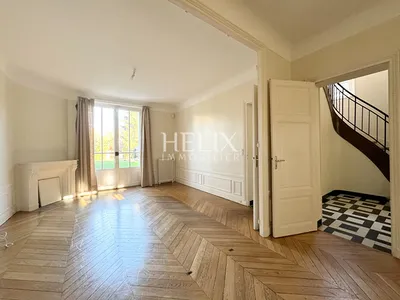 Charmante propriété bourgeoise sur trois niveaux  donnant sur un agréable jardin arboré clos de murs de pierre naturelle d'environ 350 M².