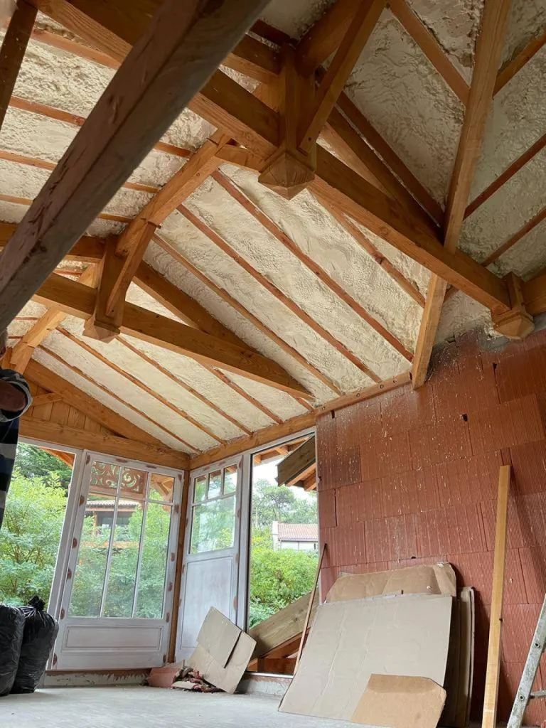 Isolation Thermique par MOUSSE POLYURETHANE des murs et plafonds en Gironde