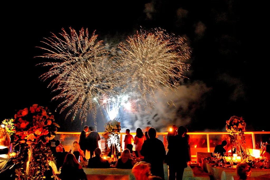 Création show pyrotechnique et feu d'artifice sur mesure avec mise en musique synchronisée pour clôture événement prestige sur la Côte d'Azur