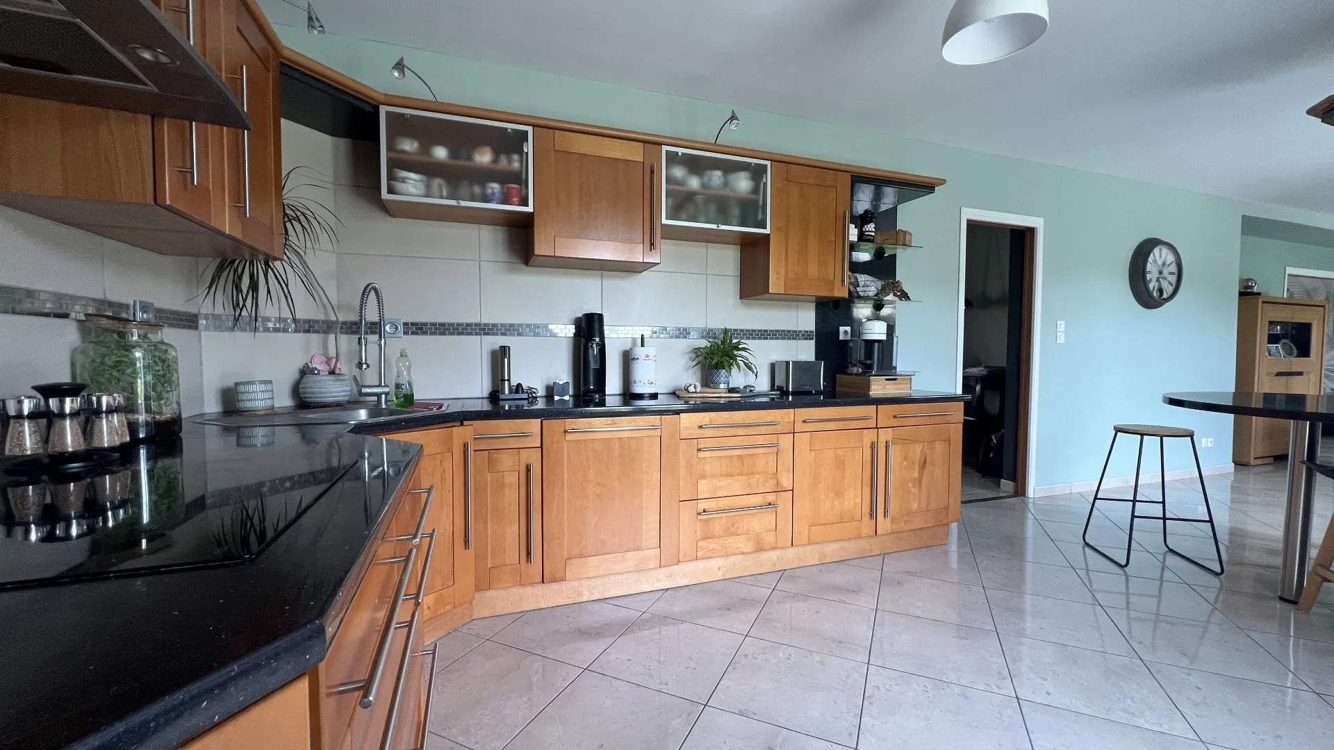 A vendre Maison familiale 2008 de 5 chambres avec garage double en sous-sol et jardin 900m², environnement calme proche Eu 76260 et littoral des Villes Sœurs