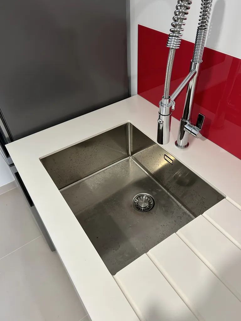 Évier inox cuisine avec robinet douchette moderne rénovation cuisine Beaujeu Belleville-en-Beaujolais