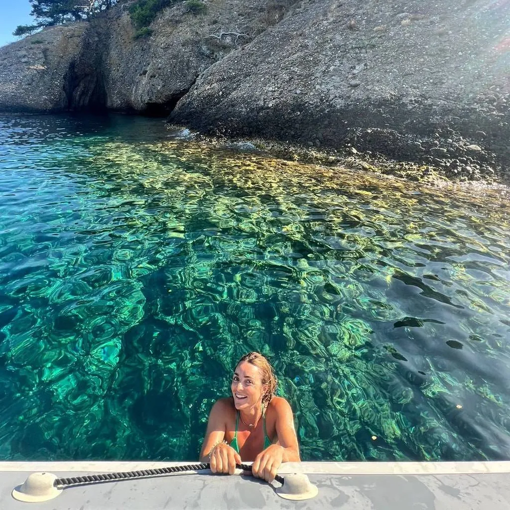 Excursion privative Calanques Marseille l’Eden Boat : passagers profitant d’une baignade dans les eaux turquoise des Calanques avec l’Eden Boat