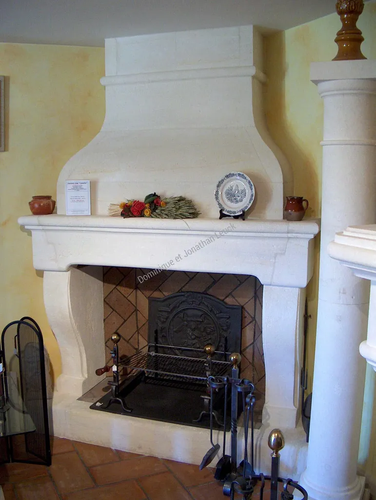 Cheminée et hotte en pierre d'Estaillades type Causette d'angle