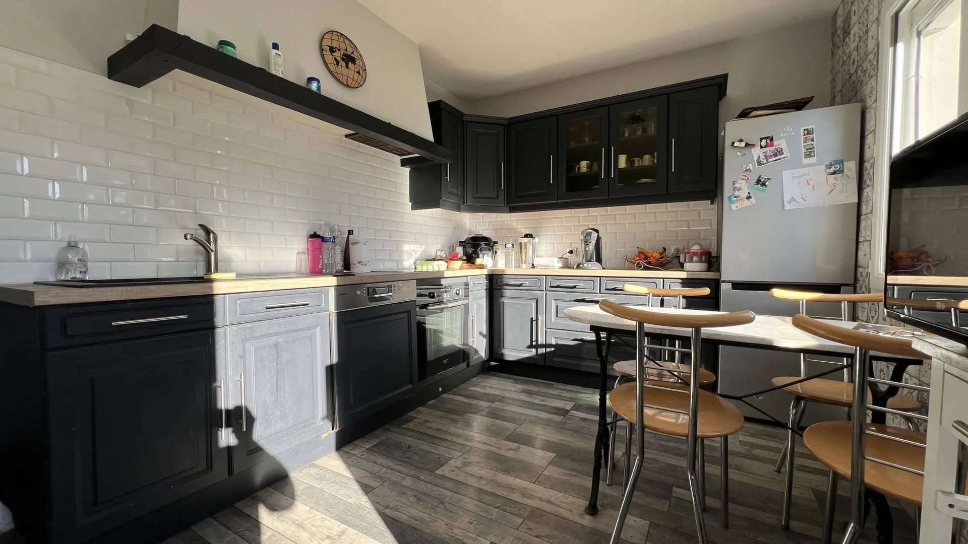 A vendre Charmante maison de ville 120m² avec 5 chambres, bureau, garage, terrasse, jardin clos 260m² et sous-sol complet, emplacement recherché centre-ville de Eu 76260.