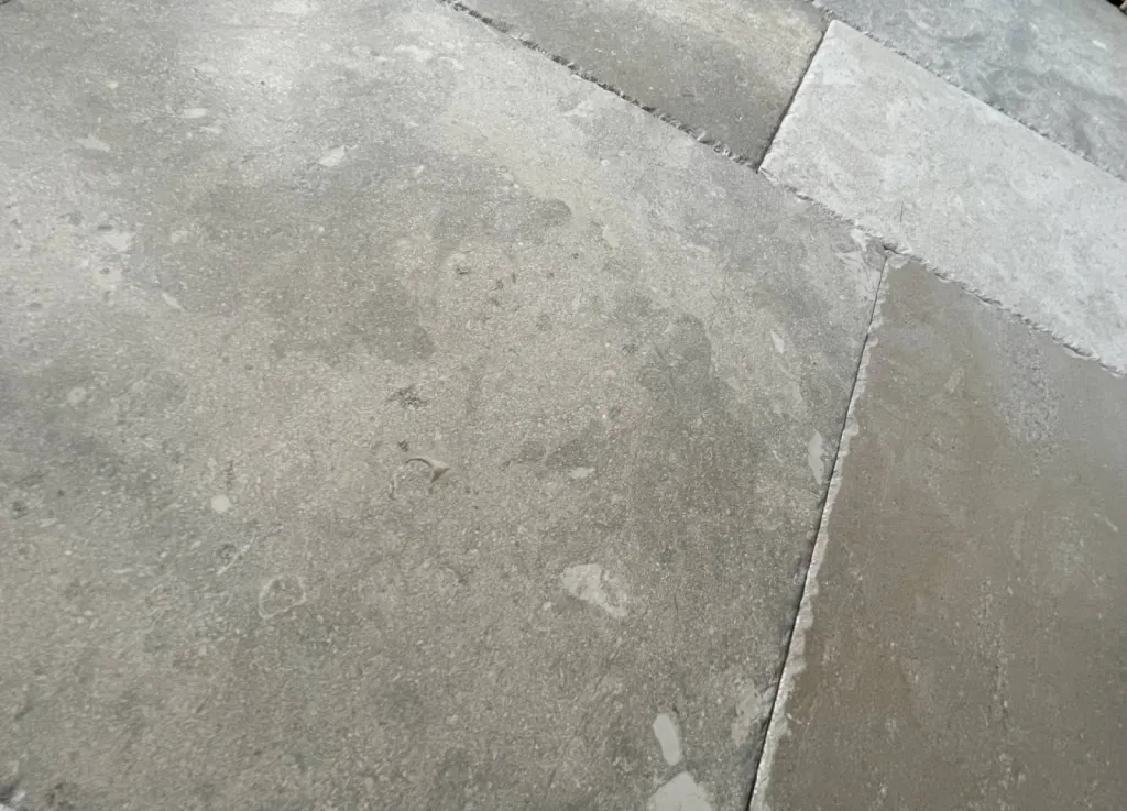 Montagnac d'Auberoche, la plus belles pierres françaises tendances pour sol dallage intérieur et extérieur PARIS - LYON - UZÈS - NÎMES - BEZIERS - AVIGNON - BASTIA LP PIERRE NATURELLE à PERIGUEUX 