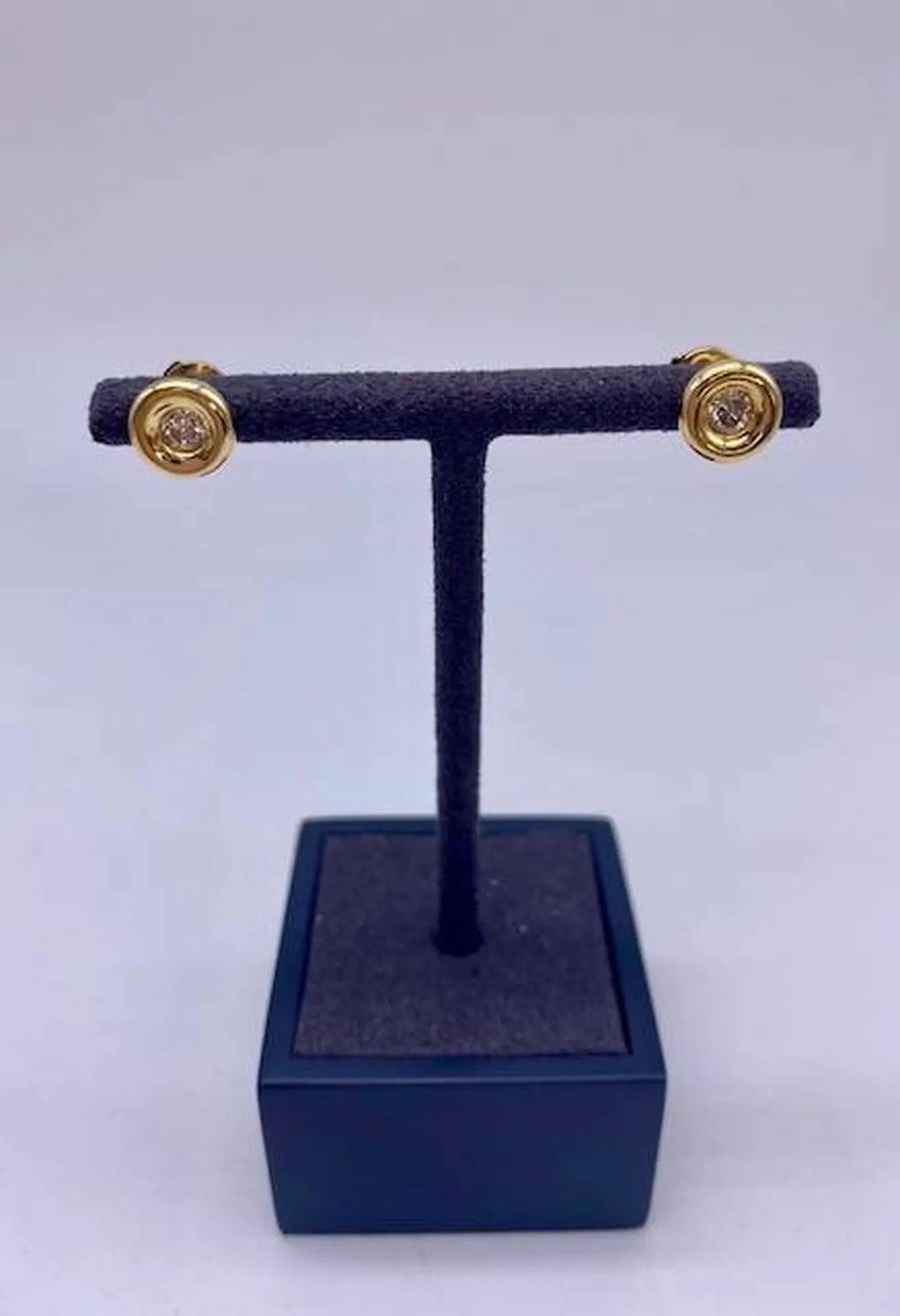 L'Éclat Intemporel : Découvrez les Puces Diamants d'Or Ligne en dépôt vente près de Bordeaux