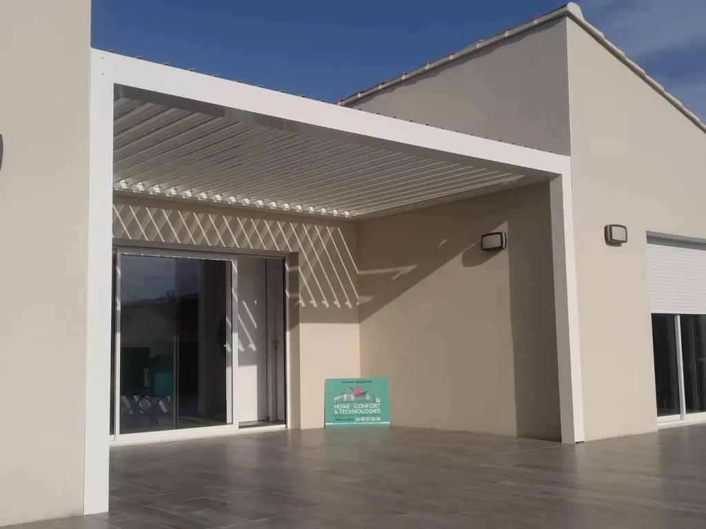 Pergola avec lames orientables à Caveirac proche de Nîmes dans le Gard 