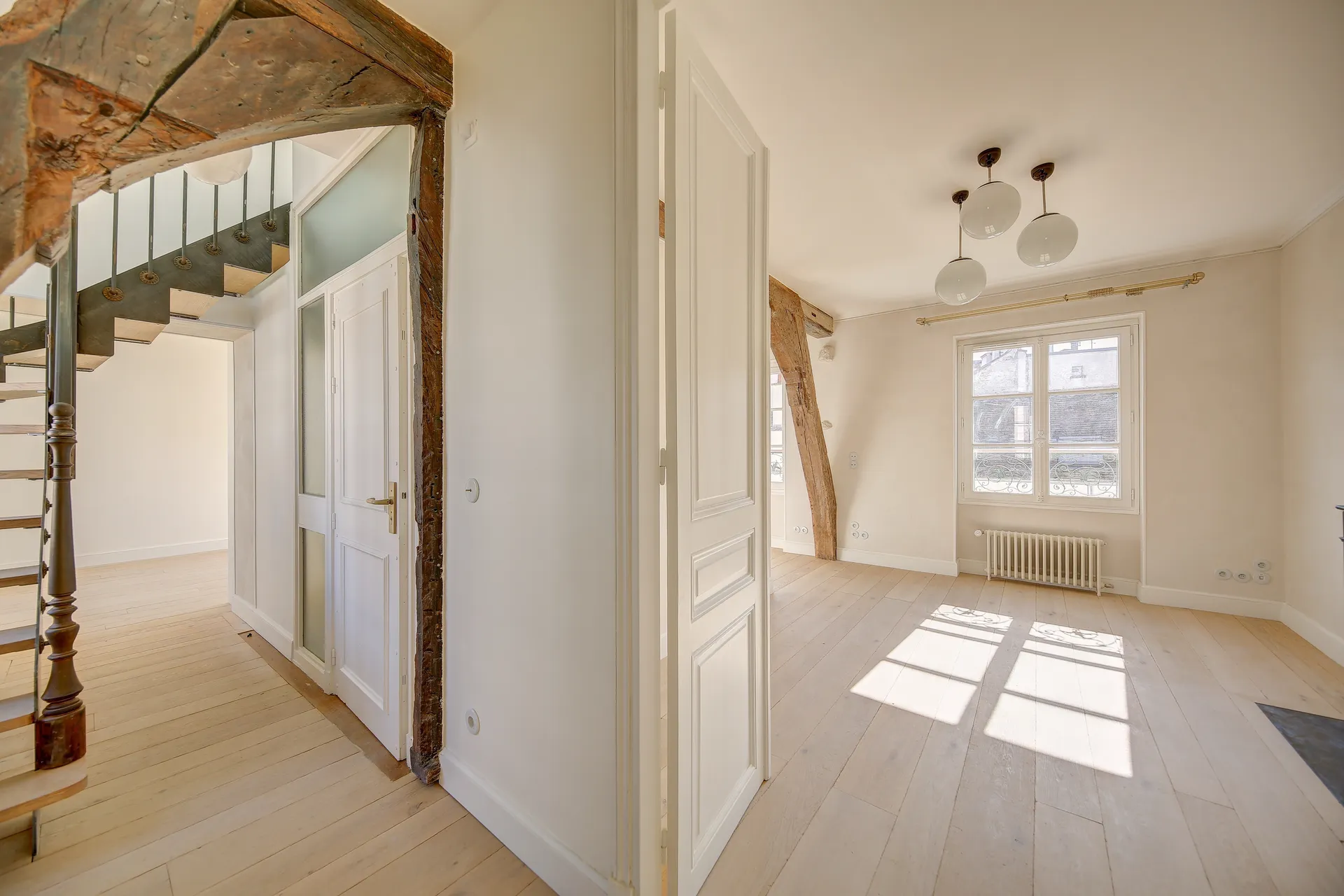 A louer appartement d'exception dans un hôtel particulier en centre-ville de Saint Germain en Laye, 4 chambres, parking, bus lycée international.