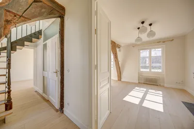 A louer appartement d'exception dans un hôtel particulier en centre-ville de Saint Germain en Laye, 4 chambres, parking, bus lycée international.