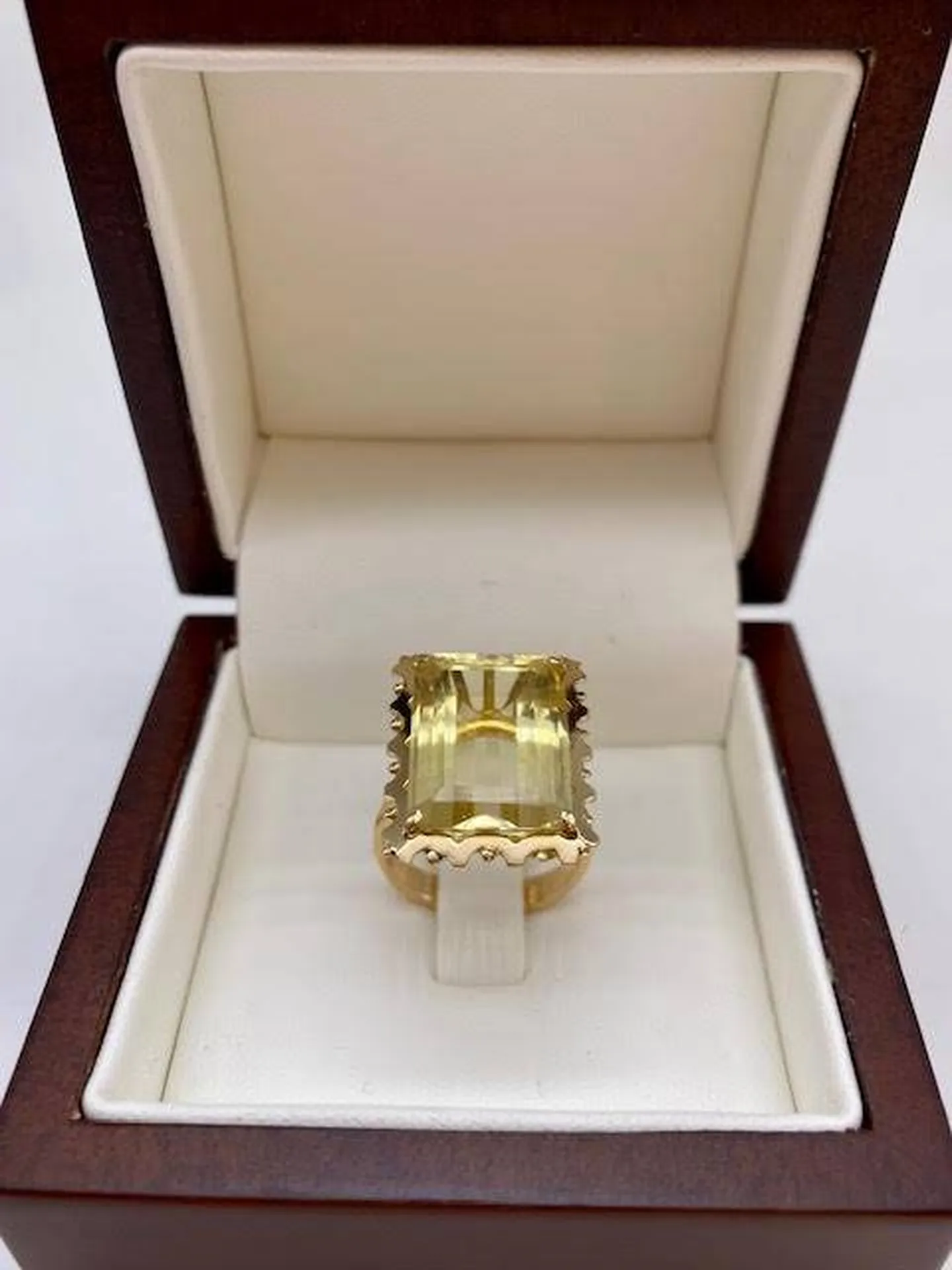 Élégance rétro : La bague en or et citrine des années 1950 chez Or Ligne à La Teste de Buch sur le Bassin d'Arcachon