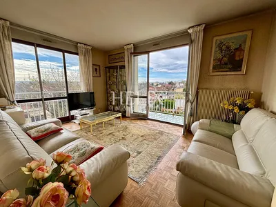 Chatou au dernier étage d'un immeuble en pierre de taille avec deux chambres et un parking couvert