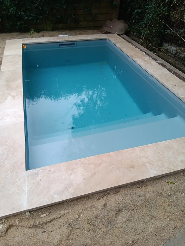 Réalisation d'une mini-piscine avec couverture de sécurité à barres et pompe à chaleur à Le Bouscat proche Bordeaux
