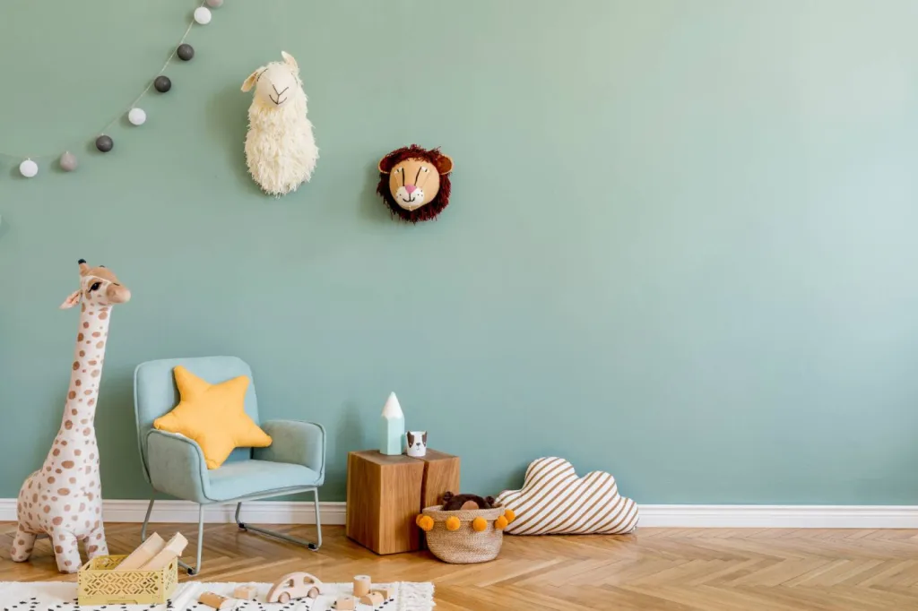 Peinture bleu vert pour chambre d'enfant avec plinthe blanche, avec visuel peinture au Havre
