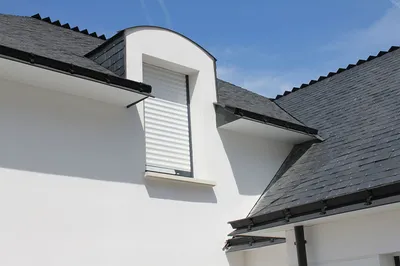 Volet coulissant à lames verticales sur rail en PVC, ALU ou Bois à Toulouse