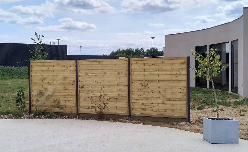Pose de claustra et brise-vue à Fontainebleau 77300 : aménagement extérieur pour protéger votre terrasse du vis-à-vis avec des solutions bois ou alu